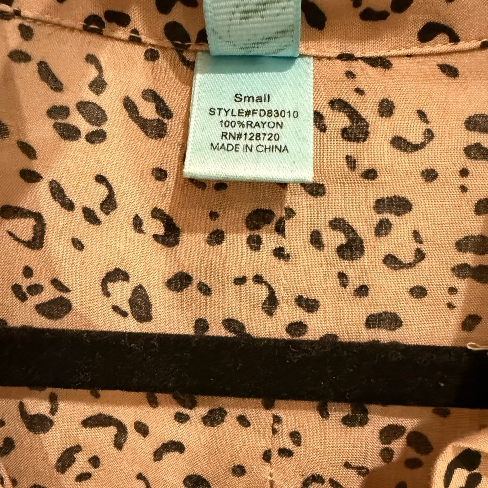 Leopard Print Button-Up Blouse - Picture 5 of 5